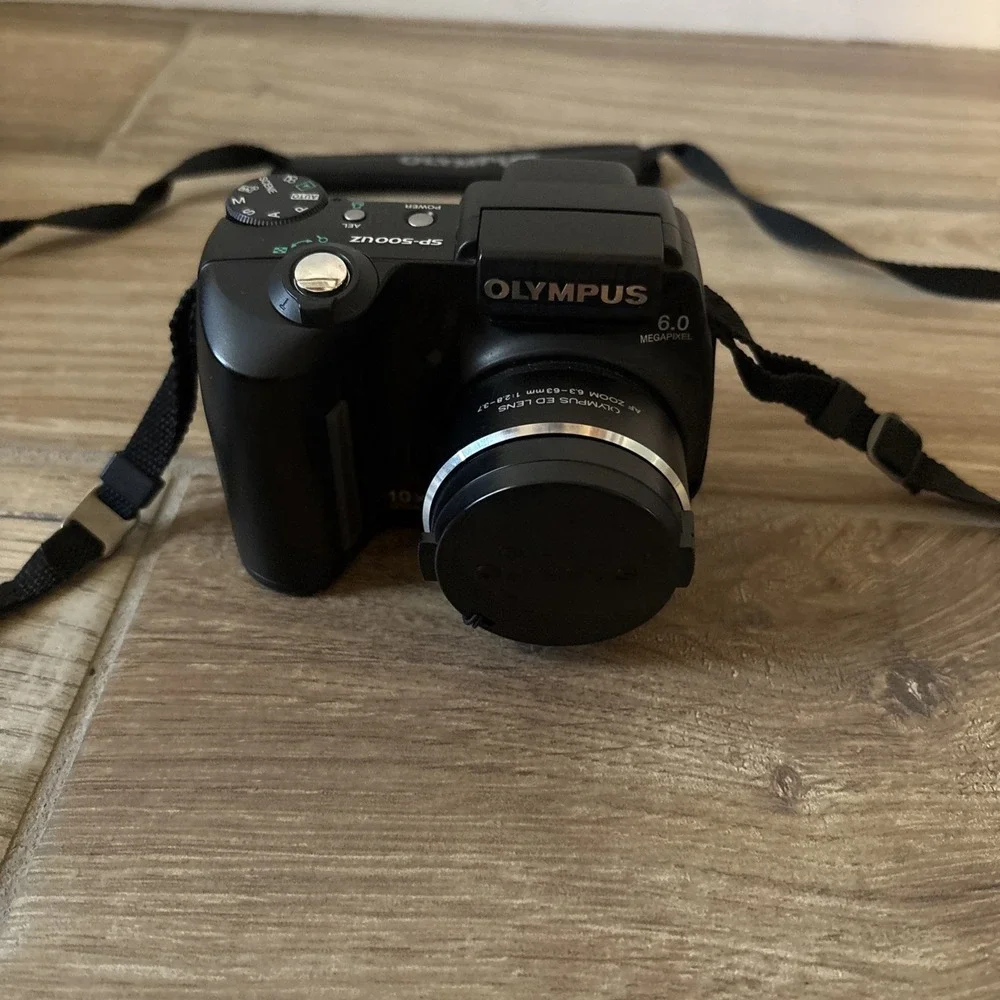 Olympus SP-500UZ 6MP Digital Camera 10x Zoom w/ Case Strap, Bag, Cords